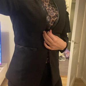 Svart kavaj med läder detaljer  - Oanvänd 