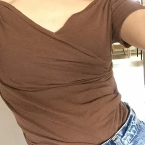 Tröja/topp - Jätte fin tröja i brun färg. Den är i storlek 42 och kommer från plein sud xans har aldrig använts då jag har ärft den. Köparen står för franken!