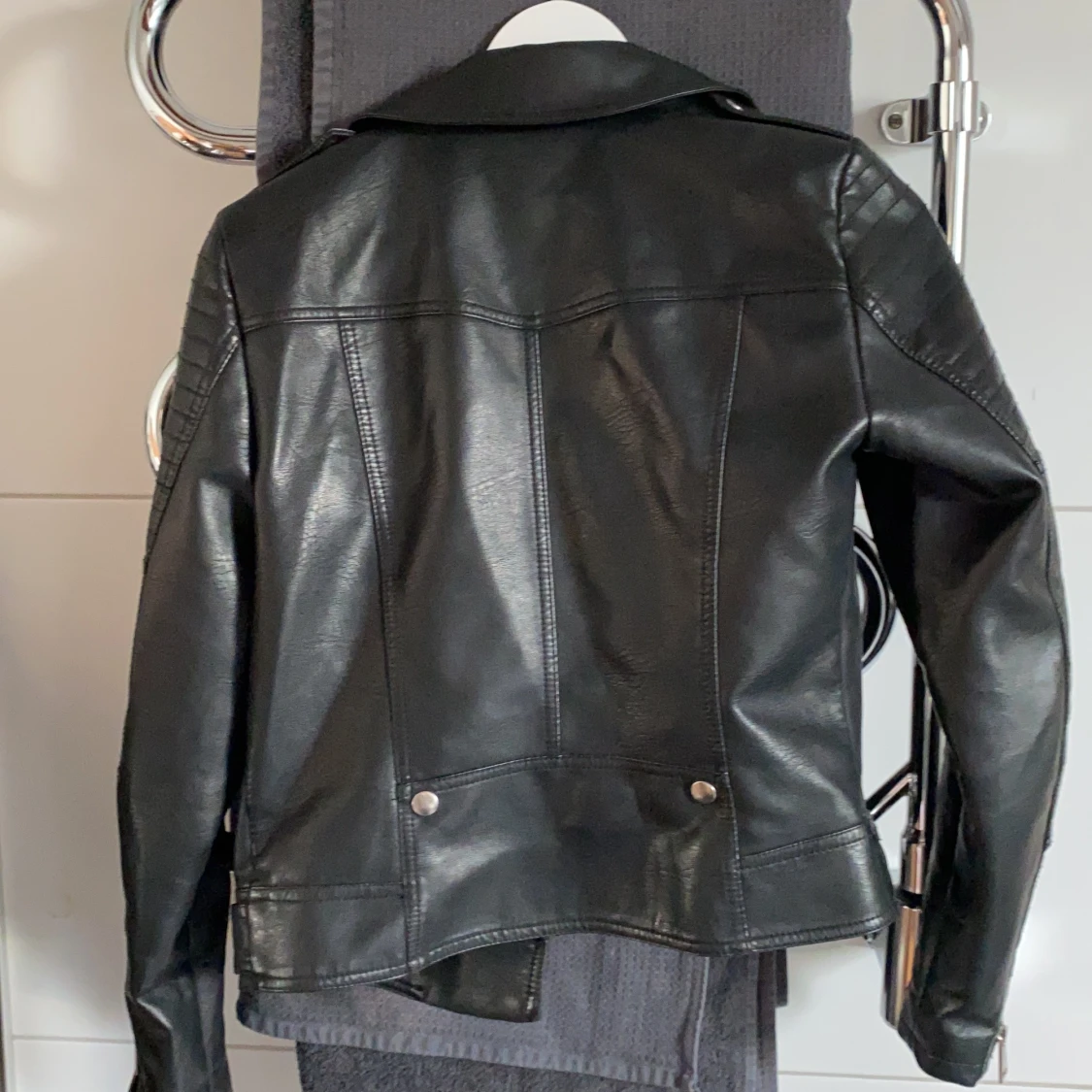 Svart skinnjacka  - 90