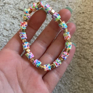 Armband - Regnbåge pärlor💓guldiga kub pärlor💙