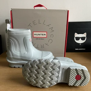 Stella McCartney x Hunter gummistövlar - Jättefina gummistövlar från Stella McCartney i storlek 38. Använda max 3 gånger. Köpt i England för 350 £. För fler info skriv bara 🌸
