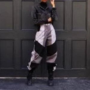 The ragged priest byxor - Byxor från the ragged priest💕 avklippta längst ner så passar någon som är 160-165!! Jag tar swish! Allt på min sida sängt pris nu, vill bli av med allt!