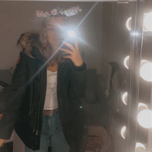 Parajumper jacka barn  - Storlek S. Använd men fint skick. Pris kan diskuteras vid snabb affär. Kan skickas men frakt tillkommer.