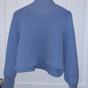 Stickad polotröja - Fin stickad polotröja i kort modell från ASOS som knappt är använd. Snygg över en klänning eller till ett par jeans. Är i storlek 38 men passar 34-40 beroende på hur man vill att den ska sitta. Du betalar frakten! Skriv vid frågor eller intresse!💜