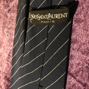 Yves Saint Laurent Dark Blue Tie - Slips från YSL, köpt vintage. Använt en gång. 
