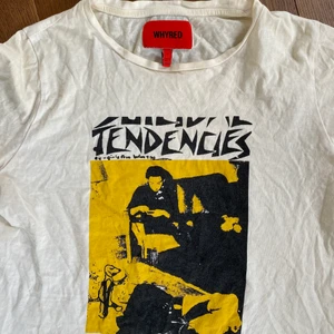 Whyred t-shirt - En vit Whyred t-shirt i storlek small. Inga defekter förutom lite missfärgning samt skrynklig :) ❤️