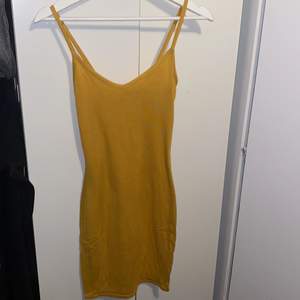 Säljer en gul/ senapsgul basic klänning. Använd fåtal gånger. Sitter tight! Köpt från Boohoo. Nypris 249kr