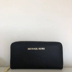 Michael Kors Plånbok - Michael Kors Plånbok med gulddetaljer [ej äkta].