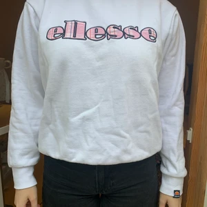 Ellesse tröja  - En väldigt fin tjocktröja från Ellesse. Ungefär 1 år gammal och fint skick.  