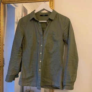 Linneskjorta - Grön linneskjorta från Bik Bok. Storlek XS