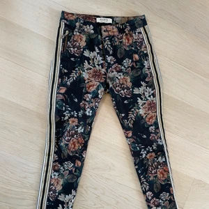 Blommiga jeans - Blommiga jeans från Mos Mosh 🌸 strl 27 