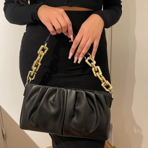 NLY axelväska - Nyköpt från NLY accessories, inga skador alls då den aldrig blivit använd. Stor väska och väldigt rymlig❤️