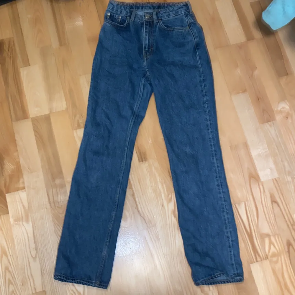 Ett par jeans som blivit alldeles för små men är så najs! Det är ett par riktiga jeans men stuprörs-känsla ner mot benen! . Jeans & Byxor.
