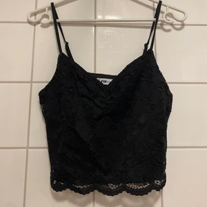 Linne - Ett fint svart linne i spets, storlek M (liten i storleken) man kan själv spänna banden