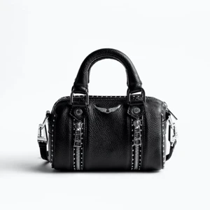 Zadig väska - Lägger ihop igen pga oseriösa köpare! Jätte vin Zadig & Voltaire väska köpt i stockholm, köptes i somras så den är i ett jätte bra skick! Säljer vid ett bra bud🥰🥰 KÖP DIREKT 2100kr