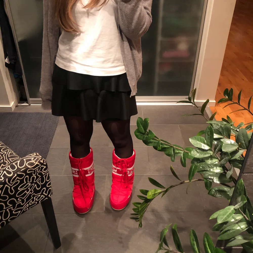 Säljer mina röda Moon Boots🥰 Nästan helt oanvända, köpta förra vintern! Storlek 34-38 (passar jätte bra på mig som har 36)❤️. Skor.