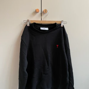Ami sweatshirt  - Säljer den här så snygga ami tröjan! I storlek M-L (herrstorlek) så om du har en mindre storlek sitter den snyggt oversized. Helt okej andvänd och i bra skick! Köpt för ca 1650kr.