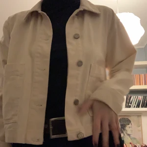 Beige jacka - Oanvänd men supersöt jacka från pull&bear som jag köpte för något år sedan men tyvärr inte fått användning av 