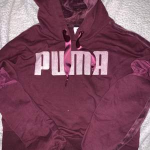 Supermysig hoodie från puma X Kenza med många snygga detaljer! Passar även en S-M. Eventuell frakt betalas av köparen!