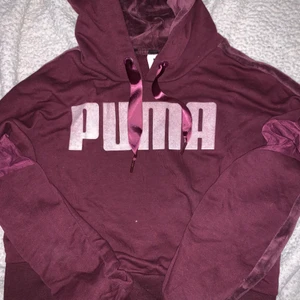 HOODIE PUMA X KENZA - Supermysig hoodie från puma X Kenza med många snygga detaljer! Passar även en S-M. Eventuell frakt betalas av köparen!