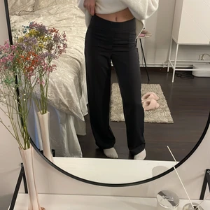 Kostymbyxor - Superfina mörkgråa midwaist kostymbyxor från bikbok. Använda ett fåtal gånger, inga defekter, superfint skick! Stängs med dragkedja på sidan. Jag är 170 som referens 💕