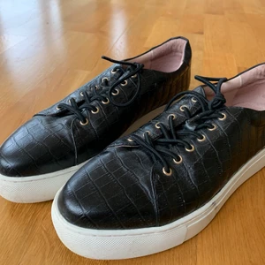 Dasia sneakers🖤🖤 - svarta skor från märket dasia. Köpta på scorett. Nypris 1000kr! Sparsamt använda. Kontakta för fler bilder eller frågor. Kan eventuellt gå ner pris vid snabb affär🤍