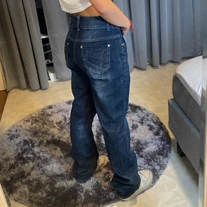 Raka jeans - Säljer dessa super snygga raka jeans som jag köpte på secondhand. Använt ganska mycket men är fotfarande i mycket bra skick! Säljs pga förstora för mig.💕 skulle säga att de är ungefär midwaist ☺️ midjemått 39 (kant till kant) och innerben 80cm. Jag är ca 160 men skulle nog passa fint på någon som är längre också! Slitna längst ner!