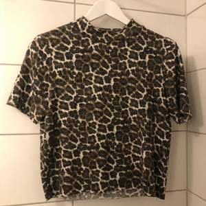 Leopardmönstrad tröja, fint skick.