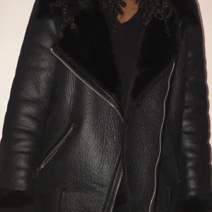 Trendig zara jacka  - En jacka som går ihop med allt, i bra skick inga slitage Har använts sparsamt . Storlek M men kan passa S.