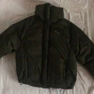 Puma puffer jacka - Grön puffer från Puma. Saknar en knapp. Skriv för bilder på❤️ perfekt för vintern