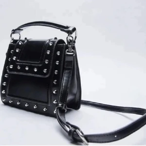 Zara väska - Säljer min fina nitväska då jag har för många väskor. Väskan när sparsamt använd och har inga skador eller något. Den ser ut som ny💕