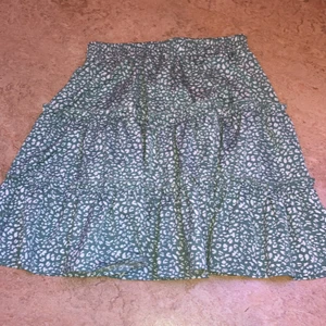 KJOL xs/s - snygg oanvänd kjol från shein i strl s men passar xs. blusmaterial och den har även ett strechit midjeband som går att vika ner om de skulle viljas. budgivning sker i kmt från 40kr upp.