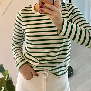 Randig tröja  - Säljer en grön randig tröja i strl S från weekday. Köpt här på Plick men föll mig inte riktigt i smaken. Fint skick, köpare står för frakt💚