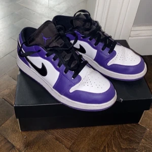 Nike Air Jordan 1 Low  - Säljer ett par skit balla Jordans i Court Purple. Skriv vid intresse.💞💞 Köpta för 2300kr.