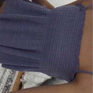 Himmelsblå blus från Mango - Superfin topp från mango med resår upptill och smala band. Storlek xs men skulle säga även passar s