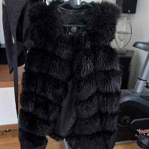 Faux fur pälsväst svart  - Snygg svart fake pälsväst, varm. Använd men i fint skick. Storleken är s/m, funkar med tjocka plagg under eller tex skinnjacka. Priset kan diskuteras!!!
