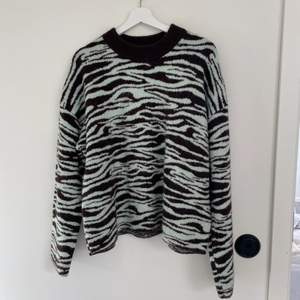 Säljer denna stickade tröja med zebra mönster från Weekday! Färgerna syns inte så väl på första bilden men den är i ett mintgrönt och brunt mönster💕 köpt för ca 600 kr, men säljer den för 190! En tjock stickad tröja perfekt när det är lite kallare ute:)
