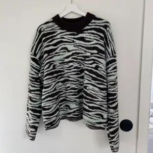 Säljer denna stickade tröja med zebra mönster från Weekday! Färgerna syns inte så väl på första bilden men den är i ett mintgrönt och brunt mönster💕 köpt för ca 600 kr, men säljer den för 190! En tjock stickad tröja perfekt när det är lite kallare ute:)