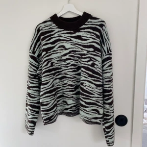 Stickad zebra tröja!  - Säljer denna stickade tröja med zebra mönster från Weekday! Färgerna syns inte så väl på första bilden men den är i ett mintgrönt och brunt mönster💕 köpt för ca 600 kr, men säljer den för 190! En tjock stickad tröja perfekt när det är lite kallare ute:)