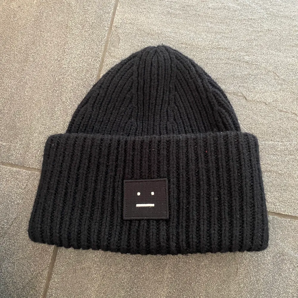 Lägger upp igen då hon som vann budgivningen drog sig ur. Svart Acne mössa i jättefint skick. Har inte använt den mycket alls, kanske 4-5 gånger, därav säljer jag den. Köparen står för frakten på 48 kr eller 66 kr spårbar. Det är bara kontakta om ni har frågor 💕💕. Asusteet.