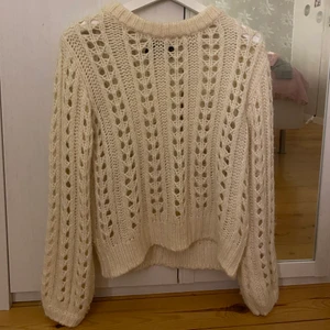 Stickad tröja🤍 - Nästan helt ny använt den typ två till tre gånger,säljer för att den inte går till användning🤍🤍