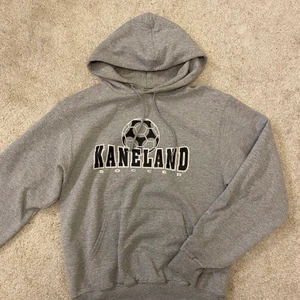 Vintage hoodie - Säljer denna snygga vintage hoodien från champion🤍 Köpt för 350kr på vintagebutik i gbg! Storlek s men passar xs-m beroende på hur man vill att den ska sitta! •Köparen står för frakt och betalning sker via swish•