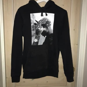 Tupac hoodie - Väl använd hoodie så därav lite slitningar på trycket. Lite mindre i storleken så den känns snarare som en XS/S ❤️