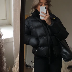 Parajumperjacka - Säljer denna jättefina vinterjacka från Parajumper då den aldrig kommit till användning. Nyskick! Skriv för fler bilder💞