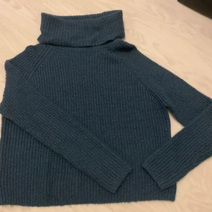 Stickad mörkgrön polotröja  - Använd, lite nopprig men inte som syns eller känns. 