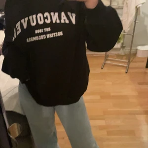 Sweatshirt - En sweatshirt i storlek L men skulle säga passa allt från S-L beroende hur man vill den ska sitta, jag bär vanligtvis S/M. Nästan helt ny använd och tvättad en gång!