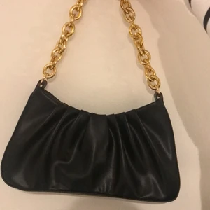 Väska med guld detaljer  - Helt ny väska med guld detaljer. Super fin och säljer den nu för att jag har för många väskor😅 kontakta mig för mer bilder eller frågor! Kan också fraktas.