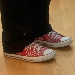 Höga convers - Säljer mina röda retro höga convers. Dem är storlek 41 men den passa mig perfekt som vanligtvis har storlek 39. Dem är äkta!💞💞