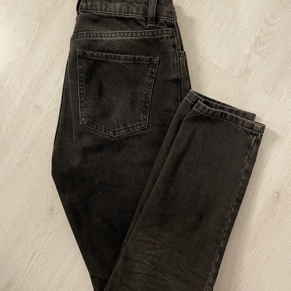 Ett par svarta mom jeans från NA-KD i stl 36, säljes pga att dem va för stora för mig. Jeans & Byxor.