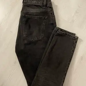Ett par svarta mom jeans från NA-KD i stl 36, säljes pga att dem va för stora för mig